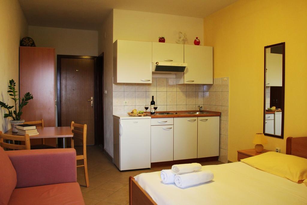 Apartments Ida Sućuraj Buitenkant foto